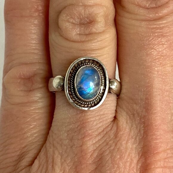 Sterling Silver 925 Blue Flash Oval Bezel Set Labradorite Feldspar Ring Sz 6.25 - Picture 1 of 16